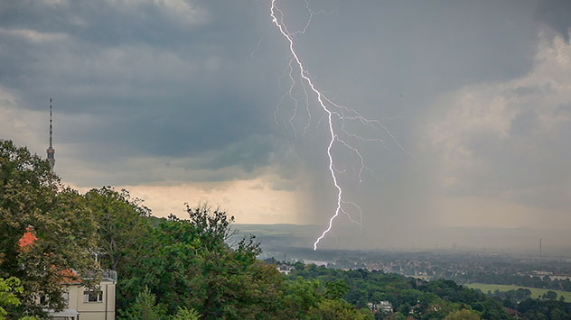 Bei Dresden in Sachsen schlägt ein Blitz ein.