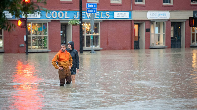 Das Wasser steht im Zentrum von Montpelier kniehoch unter Wasser.