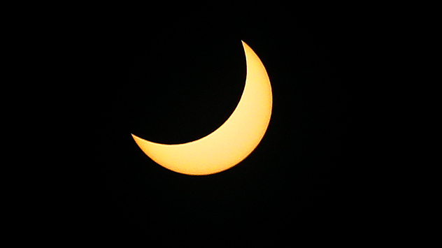 Der Höhepunkt der Sonnenfinsternis ist über Osttimor überschritten.