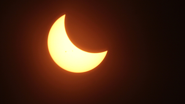 Über Sumatra ist bereits mehr als ein Viertel der maximalen Finsternisdauer vergangen.