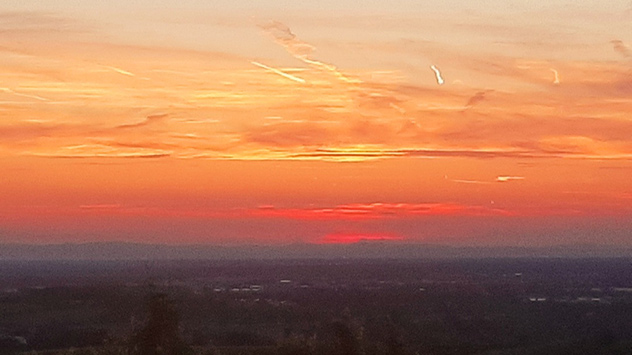 Glühender Himmel bei Sonnenuntergang