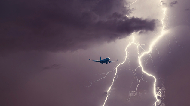 Udar groma u avion