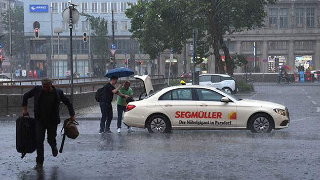 Hagelmassen und Überflutungen