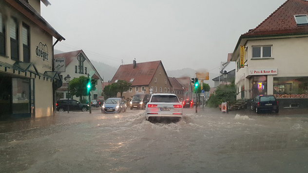 Hagelmassen und Überflutungen
