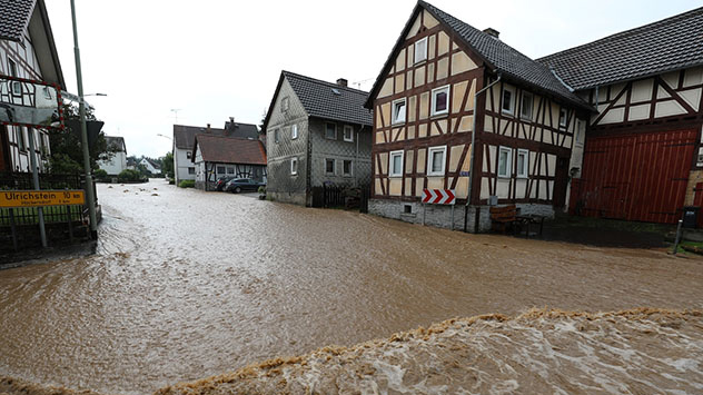 Hagelmassen und Überflutungen