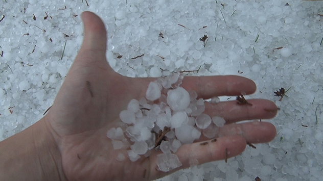 Hagelmassen und Überflutungen