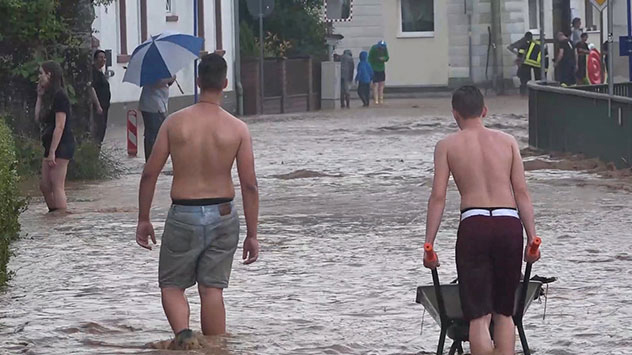 Hagelmassen und Überflutungen