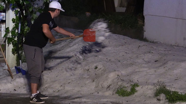 Hagelmassen und Überflutungen