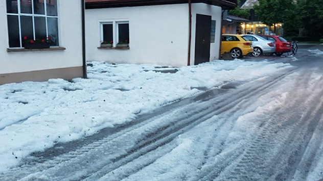 Hagelmassen und Überflutungen