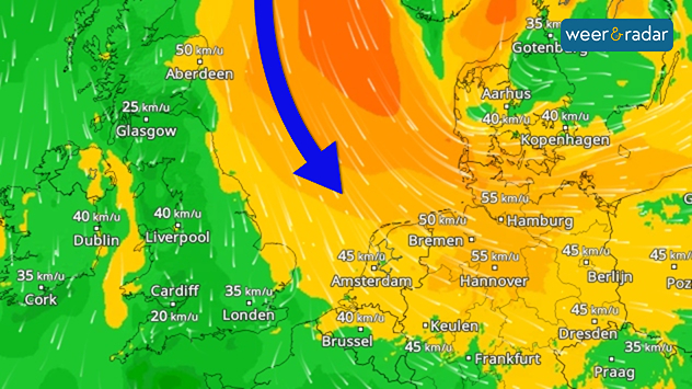 De WindRadar toont een stevige noordwestenwind met gele en oranje kleuren, ook boven de Benelux. Daar zijn windsnelheden van 40 tot 50 kilometer per uur zichtbaar, boven zee tot 80 kilometer per uur. Een blauwe pijl is ingetekend.