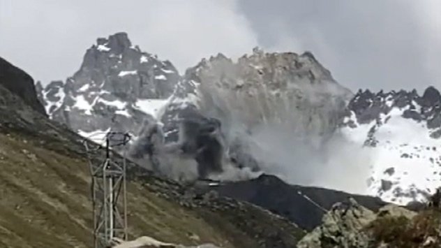 Geröllmassen donnern einen Berg herunter