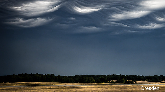 Asperitas-Wolken am Himmel über Dresden