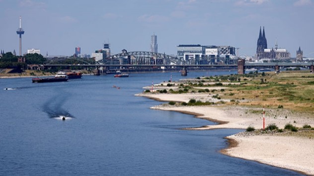 Im Juli verschärft sich die Trockenheit. Flusspegel erreichen Negativrekord: Schiffe auf dem Rhein dürfen zeitweise nur halbvoll beladen werden. 