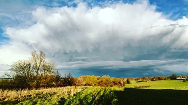 Zwischendurch ziehen jedoch immer wieder kräftige Schauer und Gewitter über das Land. Der April macht auch in diesem Jahr, was er will. 