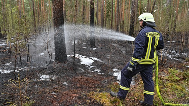 Vor allem in der Osthälfte bleibt der Niederschlag weitgehend aus. In Brandenburg brechen mindestens 20 Waldbrände aus. 