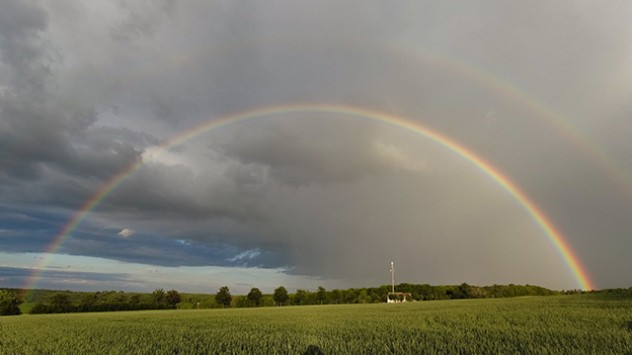 Immer wieder toben im Laufe des Monats kräftige Gewitter, doch sie können die herrschende Trockenheit nicht lindern. 