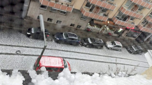 Im Laufe der ersten Maiwoche entwickeln sich in feuchtwarmer Luft besonders im Süden des Landes Schauer und Gewitter. 