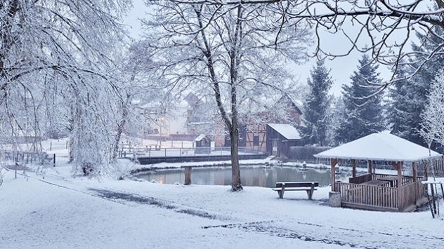 Ähnlich wie bei den Temperaturen geht es auch mit den Niederschlägen hin und her. Zeitweise wird es regional weiß. 