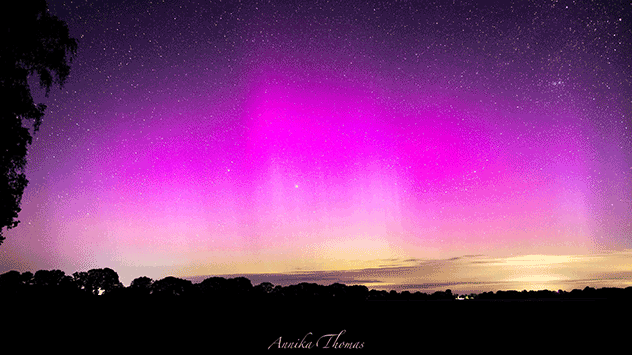 Farbintensive Langzeitaufnahme der Polarlichter aus Scheeßel in Niedersachsen. 