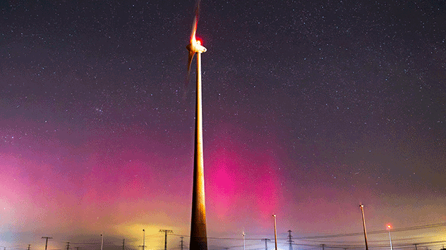 Im brandenburgischen Nauen leuchtet der untere Horizont in rötlichen Farben.