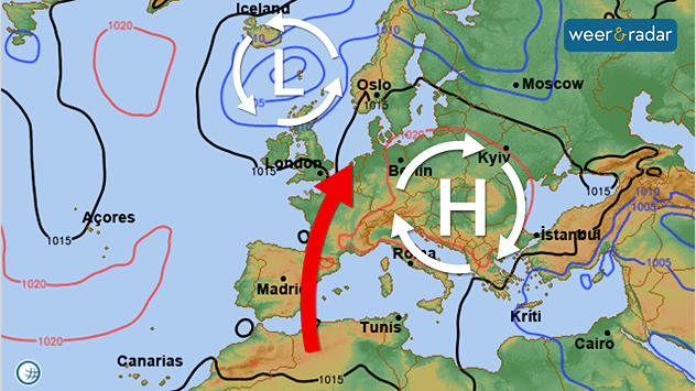 De luchtdrukkaart van Europa toont een lagedrukgebied boven het VK en een hogedrukgebied boven Centraal-/ Oost-Europa. Daartussen stroomt warme lucht naar het noorden, ingetekend met een rode pijl.