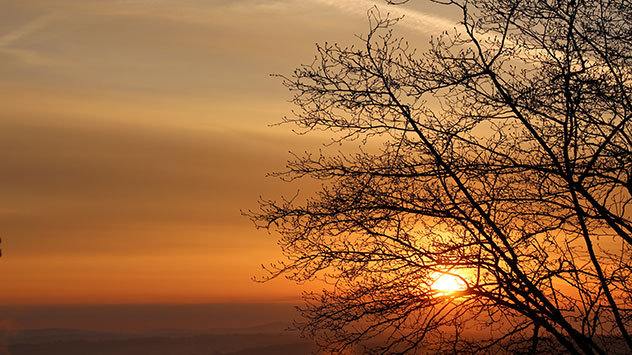 © Kathrin Wenzel Sonne geht in bronzenfarben auf