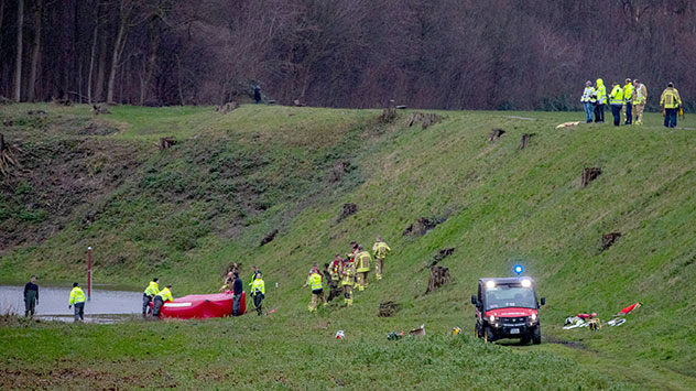 Einsatzkräfte der Feuerwehr sind bei einem Wasseraustritt am Rheindeich in Duisburg-Homberg im Einsatz.