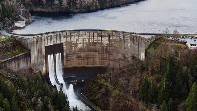 Die Talsperren im Harz sind teilweise übervoll. Blick auf die Staumauer der vollen Okertalsperre im Harz: Der Notüberlauf ist geöffnet worden.