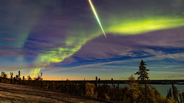 Polarlicht und Meteor