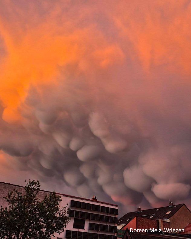 Mammatuswolken und roter Abendhimmel über der Landschaft bei Wriezen.