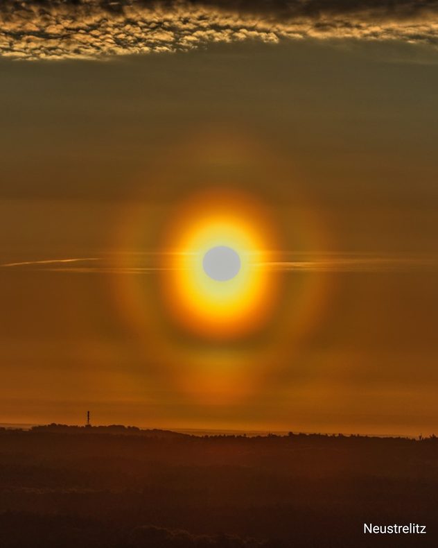 Farbiger Lichtkranz rund um die Sonne am Morgenhimmel über Neustrelitz.