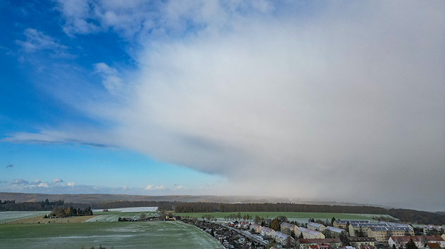In hochreichend kalter Luft zieht ein Schneeschauer auf.