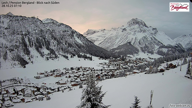 La webcam montre Lech am Arlberg sous la neige.