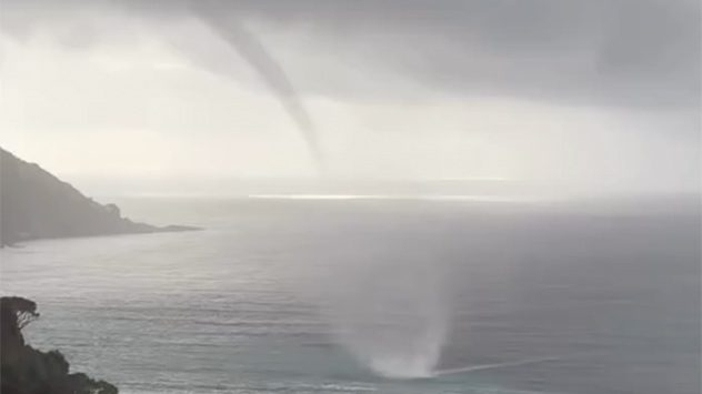 Wasserhose über dem Meer nahe einer Küste unter dunklen Wolken. (c) Francesco Doddis, Adam Zarnoch, Gabriele Piaggio