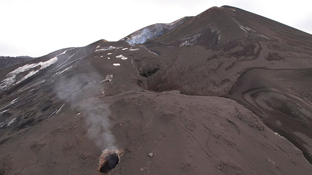 Rauchwölkchen am Vulkan auf der Kanareninsel La Palma