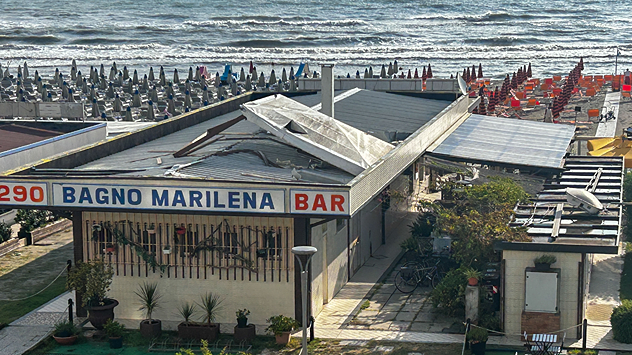 Milano Marittima strandbárja, amelynek teteje a viharban megrongálódott.