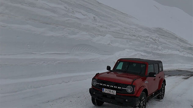 An manchen Stellen entlang der Straße türmt sich der Schnee meterhoch.