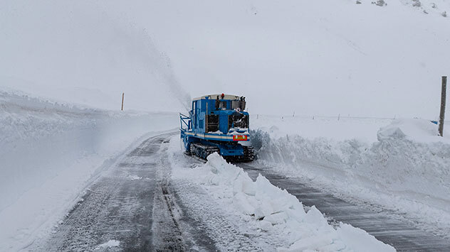 Diese besonderen Maschinen sind Kombination aus Schneefräse und Pflug.