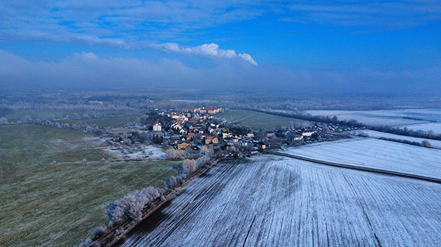 © Andy Eichner via WetterMelder Deutschland Ein kleines Dorf liegt zwischen Feldern mit Reif