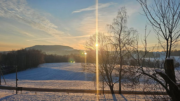 © Jörn Conrad via WetterMelder Deutschland Die Sonne geht über beschneitem Feld auf