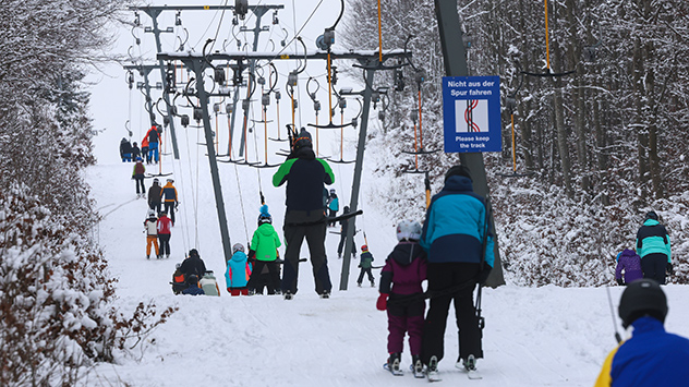 © dpa Skilift im Schnee mit vielen Wintersportlern