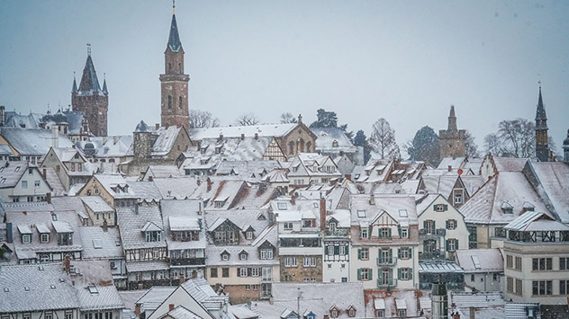 Ein malerisches Dorf, die Dächer sind mit Schnee bedeckt