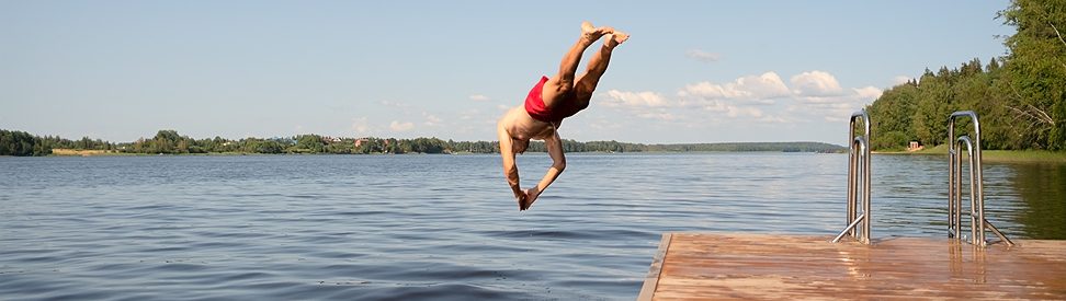 Mann springt in einen Badesee (c) Sk Elena/Shutterstock.com