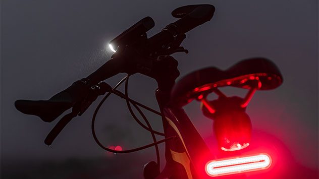 Fahrrad mit eingeschaltetem Vorder- und RÃ¼cklicht bei Dunkelheit oder DÃ¤mmerung â deutliche Lichtkegel sorgen fÃ¼r Sichtbarkeit im StraÃenverkehr.g (c) Krisztian Tefner/Shutterstock.com