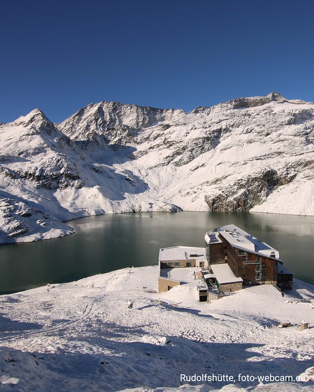 Besneeuwd berglandschap in de Alpen