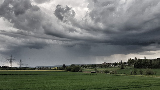 In der Nacht zum Montag fallen die Gewitterwolken zusammen. Es regnet in vielen Regionen aber noch weiter. 