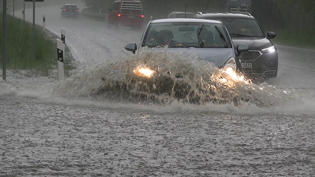 Straßen sind teilweise komplett unter Wasser. 