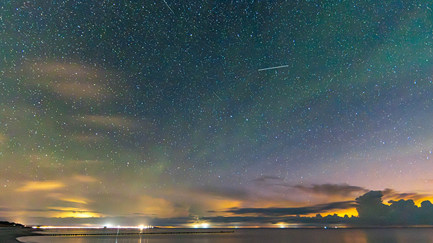 Sterrenregen Perseïden en &quot;airglow&quot; boven de zeemanskerk in Prerow.