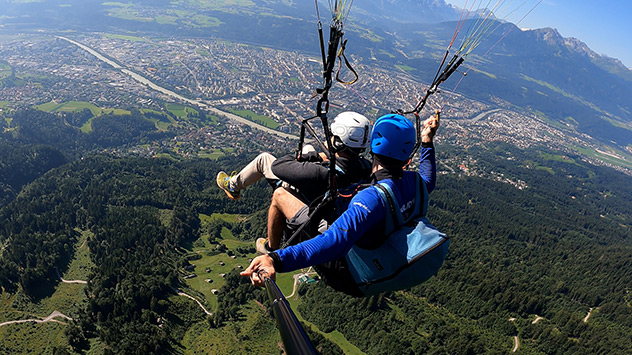 WetterReporter Marco Kaschuba im Gleitschirm über Innsbruck