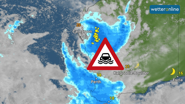Radarbeeld met hevige regen in West-Australië. Waarschuwingssymbool voor ondergelopen wegen weergegeven. De neerslag concentreert zich langs de kust.